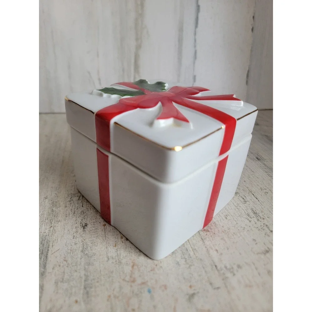 Mount‎ Clemens pottery vintage ceramic gift box container bow mistletoe unique